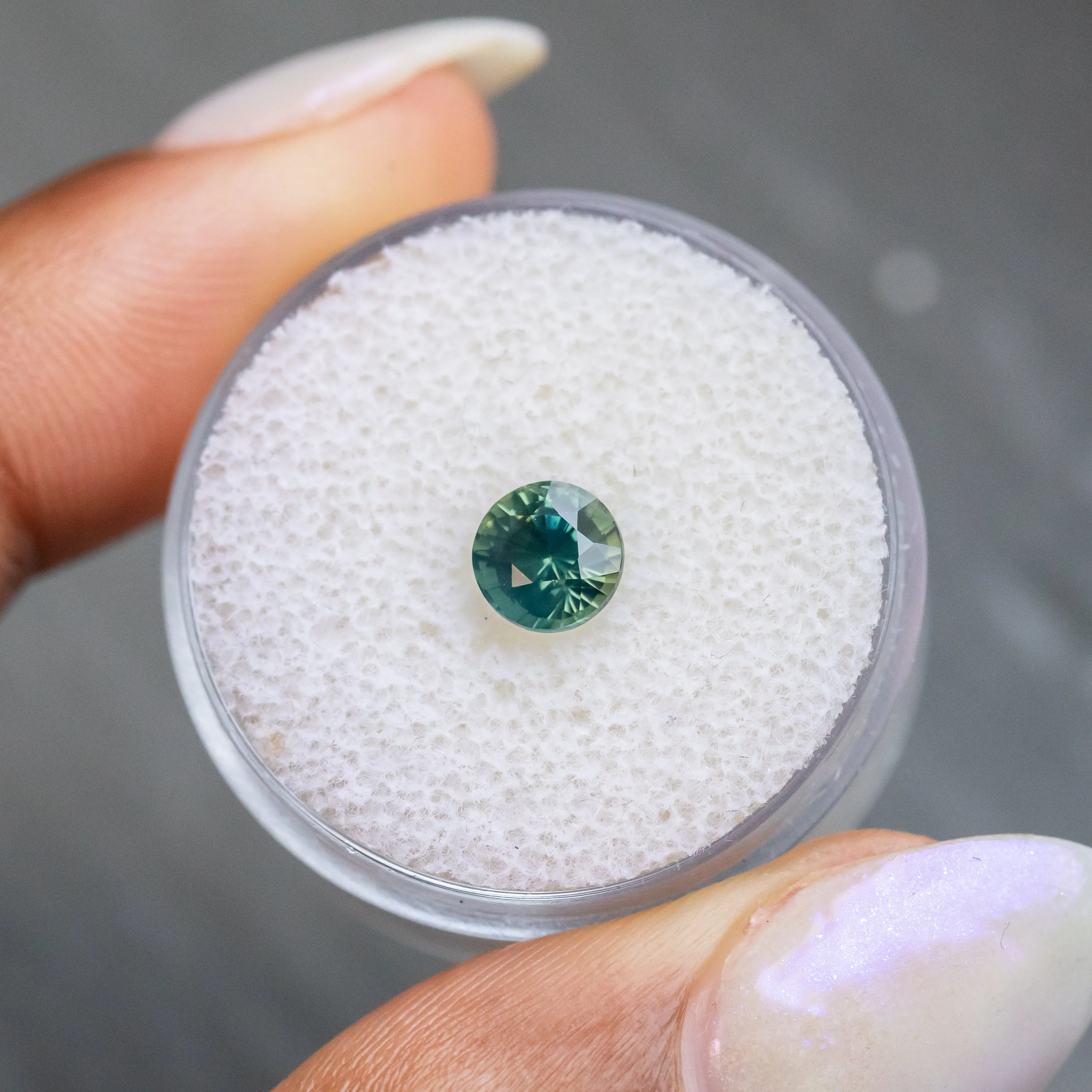 1.21CT AFRICAN ROUND SAPPHIRE, TEAL GREEN WITH YELLOW, 6.16X4.58MM