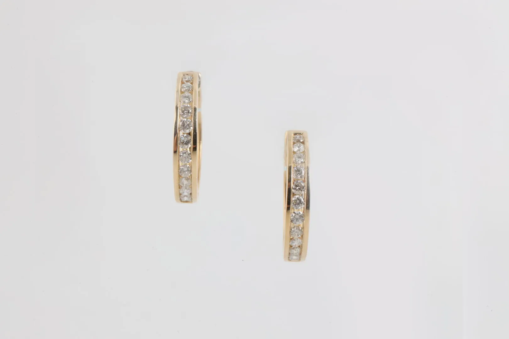 14k Yellow Gold 1.00tcw Diamond Huggie Hoop Earrings (7.42g.)