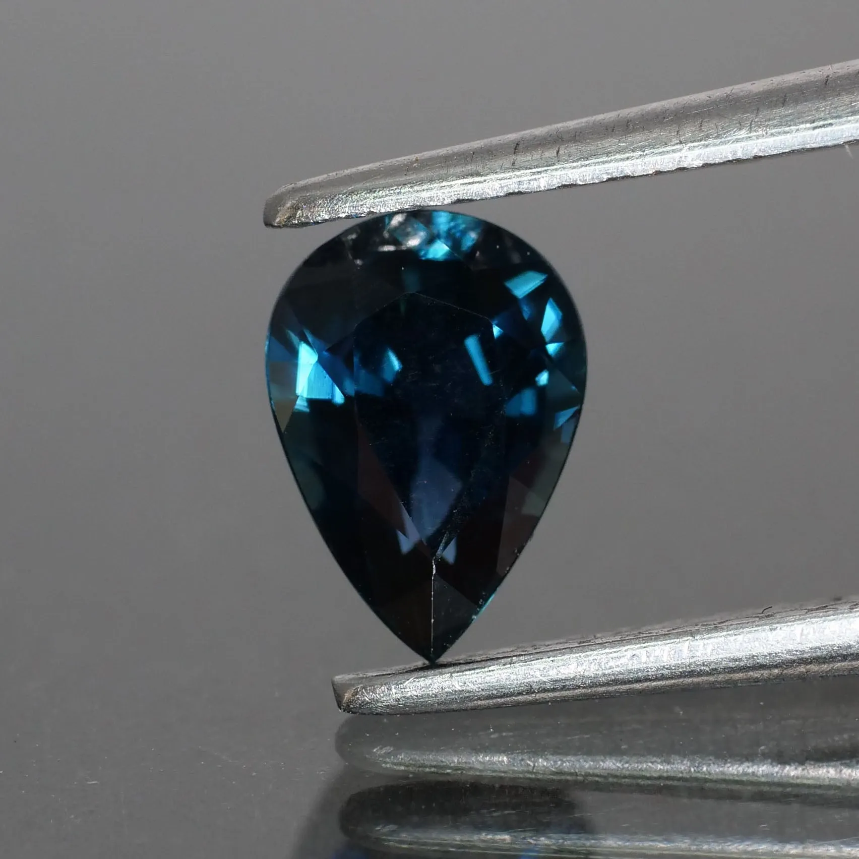 Blue Sapphire | natural, pear cut 7x5 mm, VS, 0.8ct