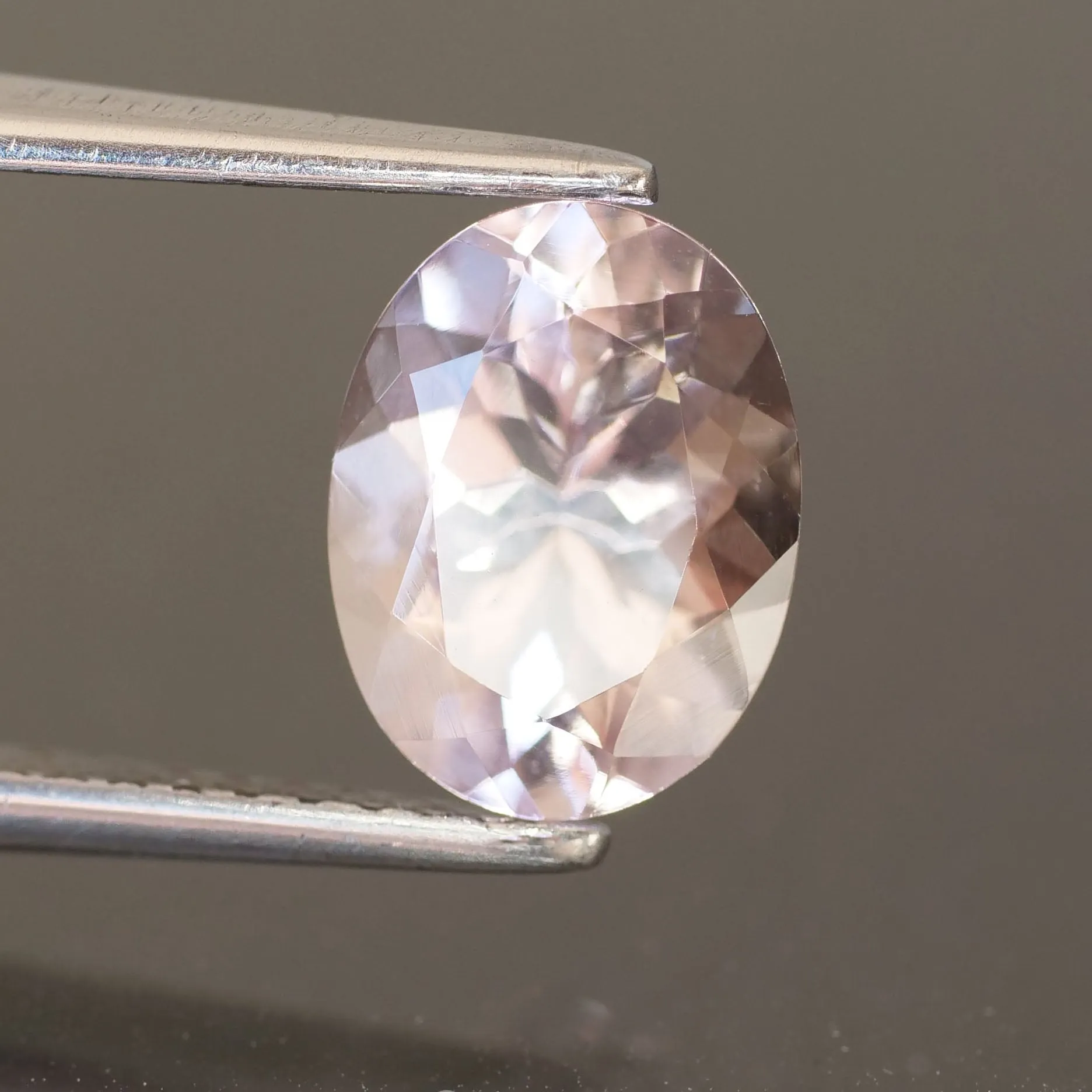 Morganite | natural, pink, oval cut 8x6mm, VS, Madagascar 1.2 ct