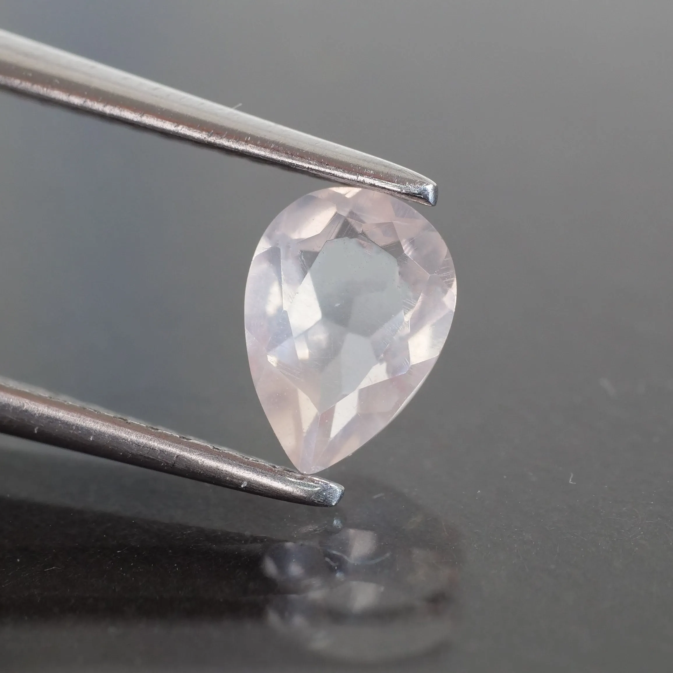 Quartz rose | natural, pear cut 7 x 5mm VS 0.7ct