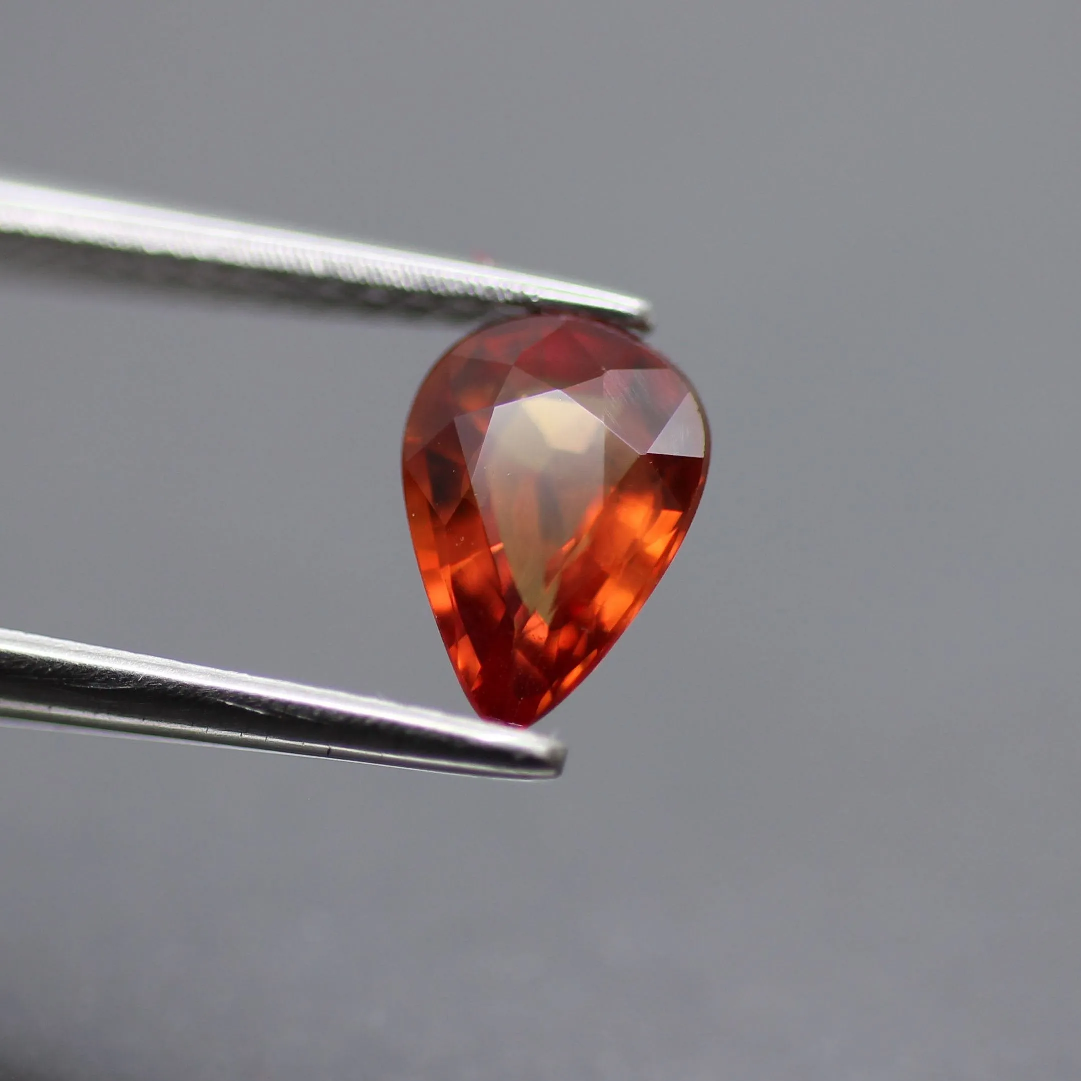 Red sapphire | natural, pear cut 7x5 mm, VS 0.7ct