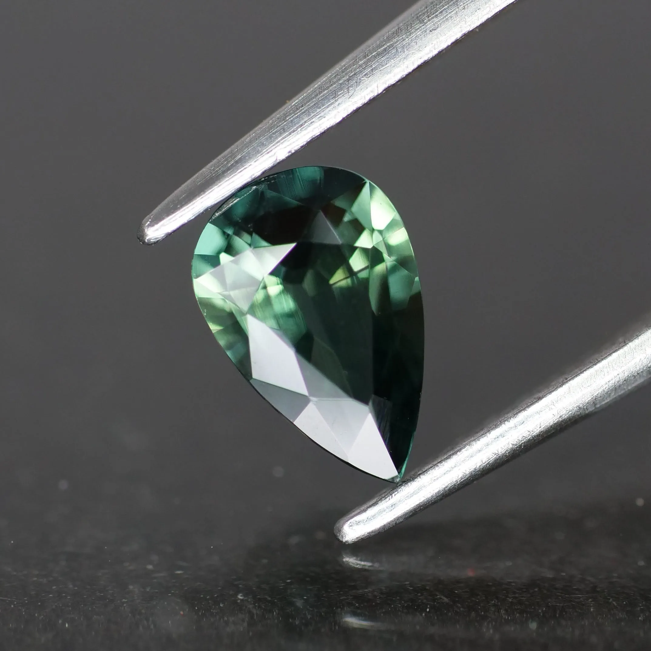 Sapphire | natural, green, pear cut *7x5 mm, VS, *0.7 ct