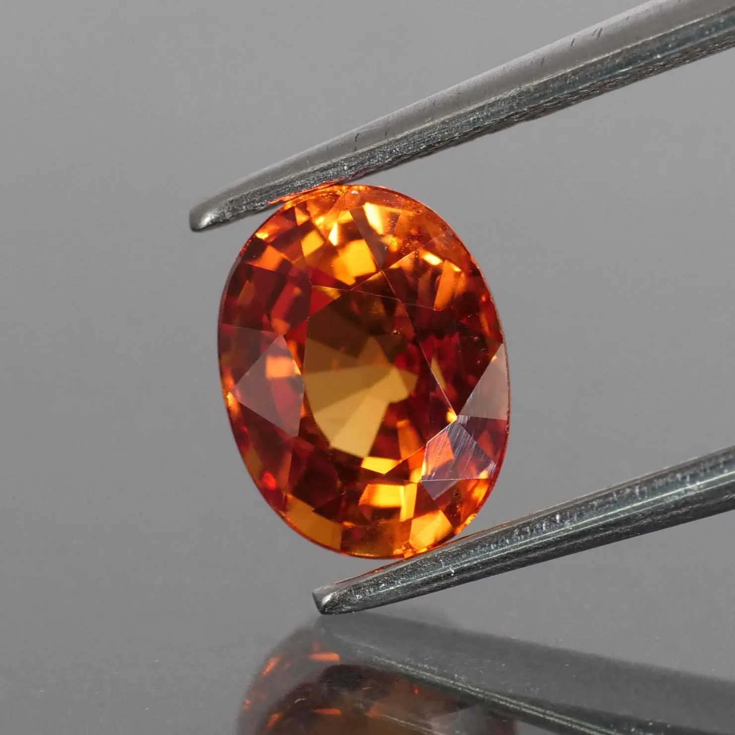 Sapphire | natural, orange, oval cut 8x6 mm, *1.5ct