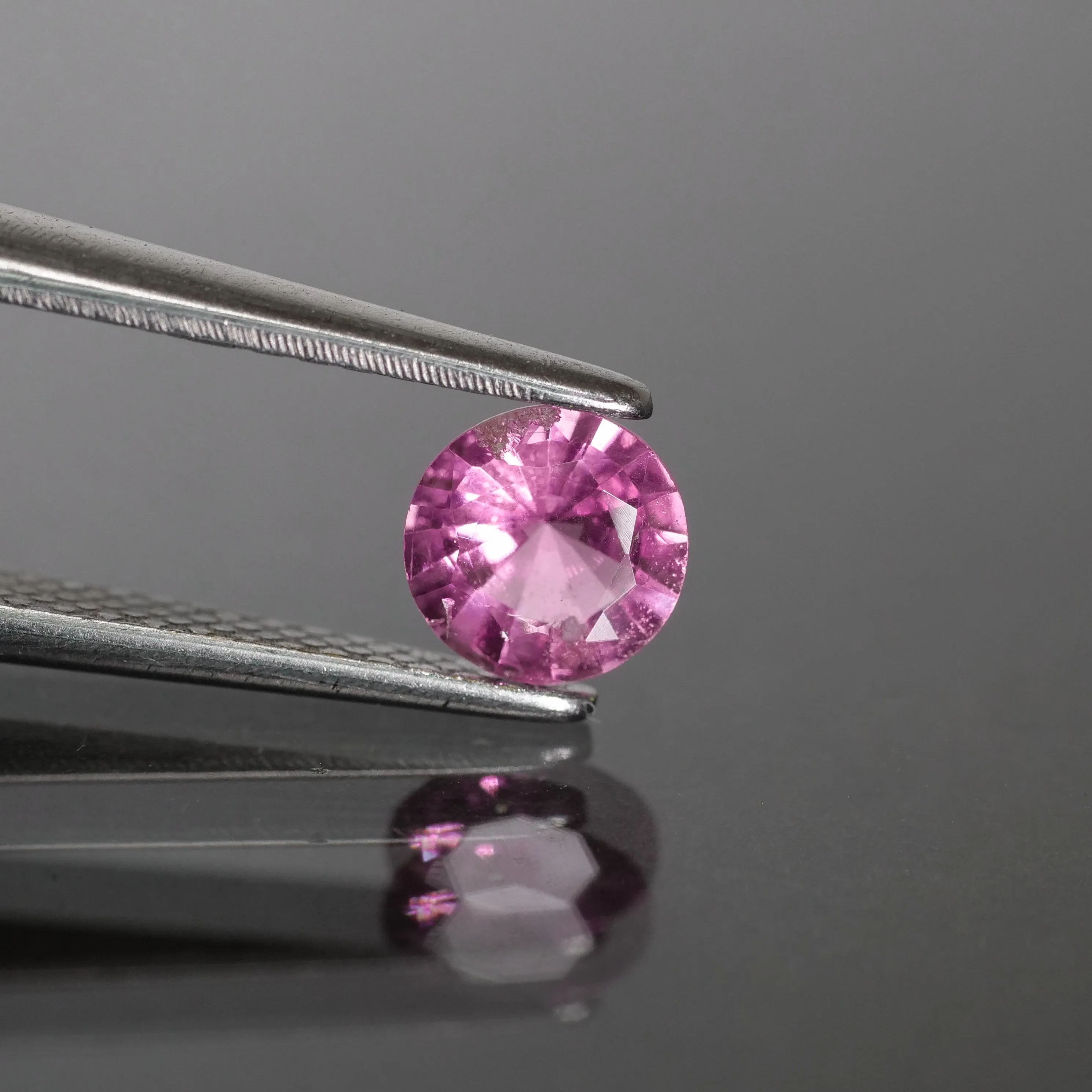 Sapphire | natural, pink, round cut 5 mm, VS 0.5 ct