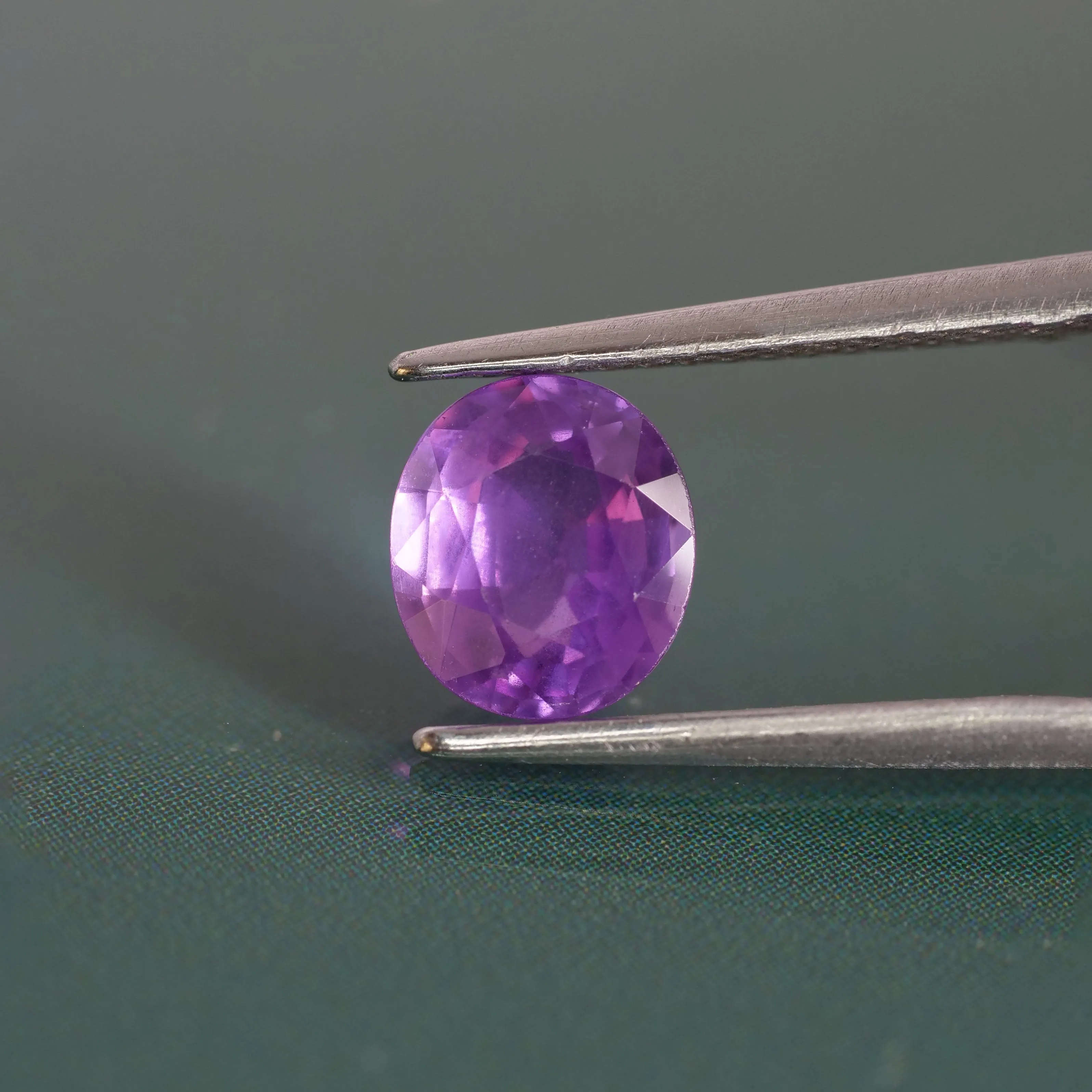 Sapphire opalescent | natural, pinkish purple, oval cut 6.6x5.8 mm, 1.1ct