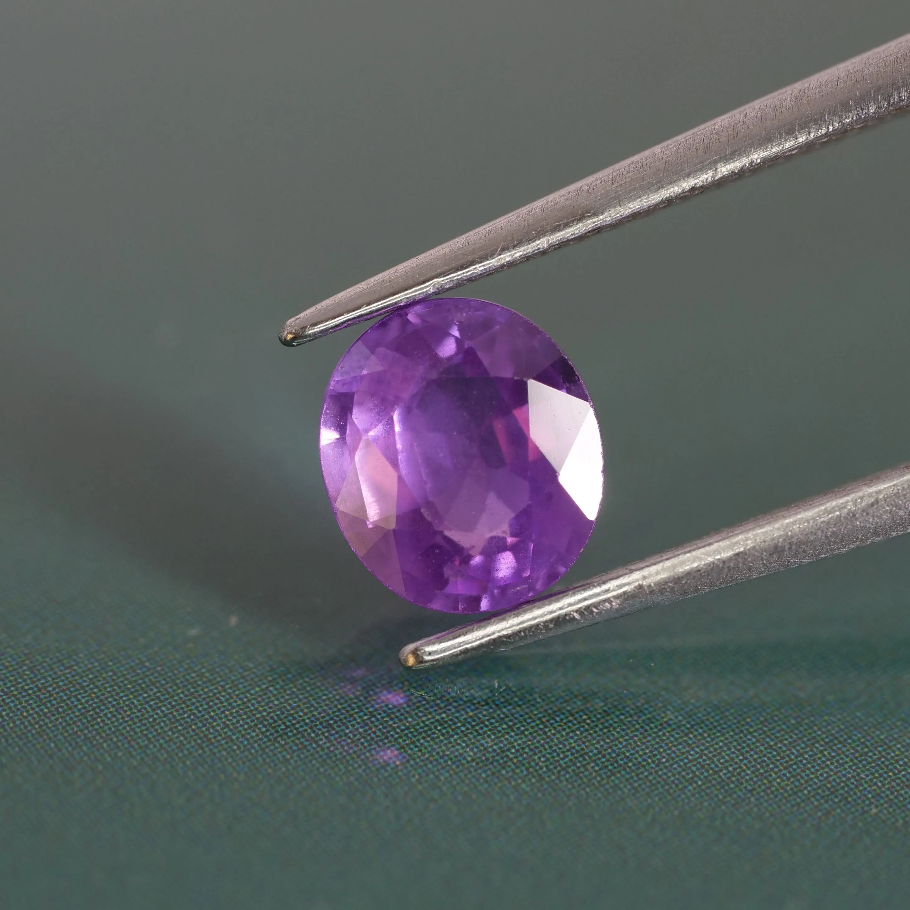 Sapphire opalescent | natural, pinkish purple, oval cut 6.6x5.8 mm, 1.1ct