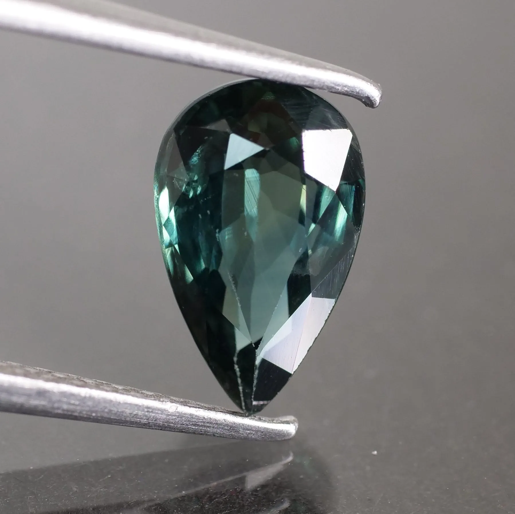 Sapphire teal | IGI certified | natural, bluish green, pear cut *9x5.5 mm, VS 1.43 ct