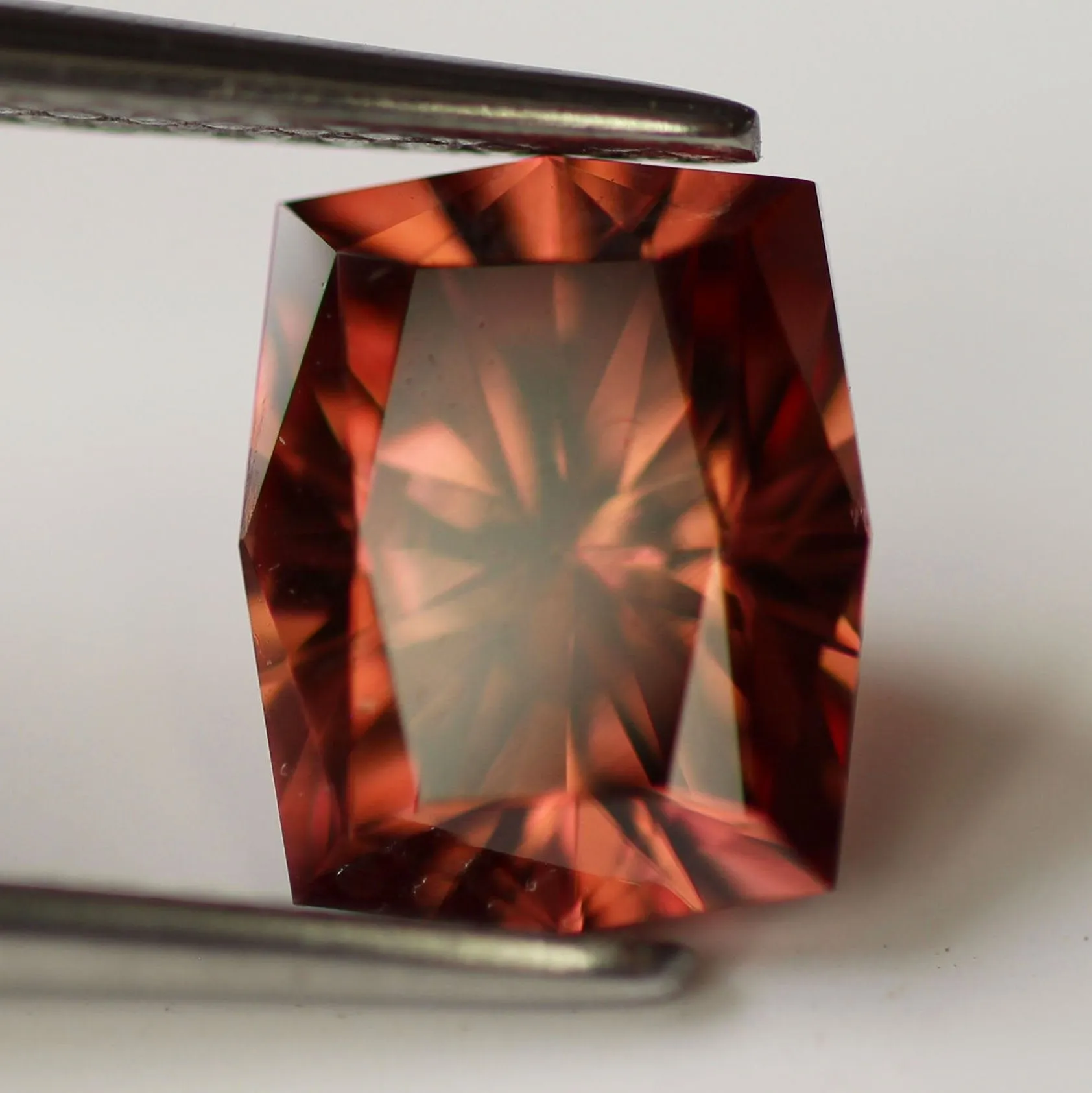 Zircon | natural, orangish pink colour, one of a kind precision cut, 2.99 ct